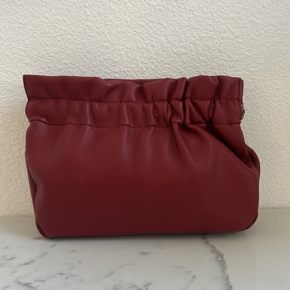 Wine colored clutch with metal strap - Picture 2 of 4
